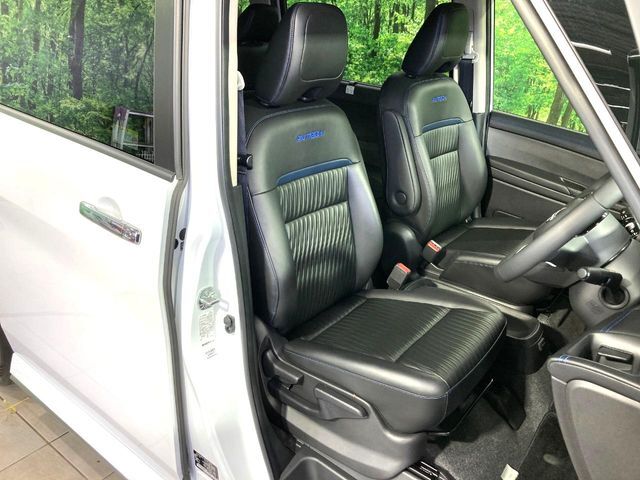 運転席シート廻りは使用感も少なく、良好な状態となっています。前オーナー様が丁寧に使っていたことがよくわかりますね。