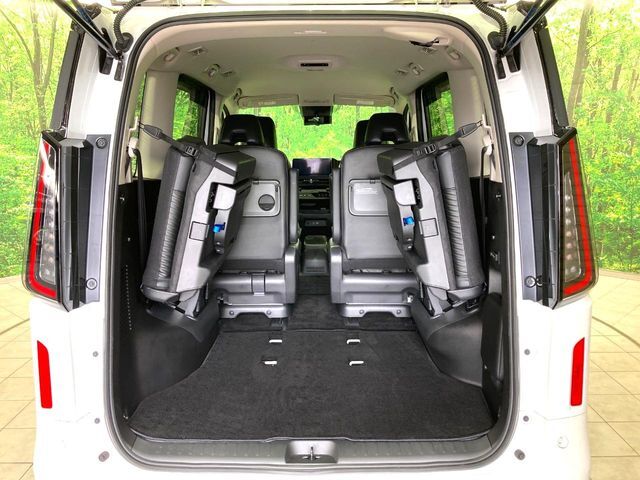 後席を格納すると、これだけの広さが！シーンに合わせたシートアレンジで、大きな荷物も積むことが出来ます♪