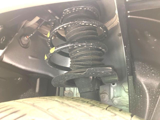 お車を安心してお乗りいただく為には、足回りの定期点検が欠かせません。サービスサポート（有償保証）では無料点検もご提供しており、安心のカーライフをお過ごしいただけるサポート体制が整っています。