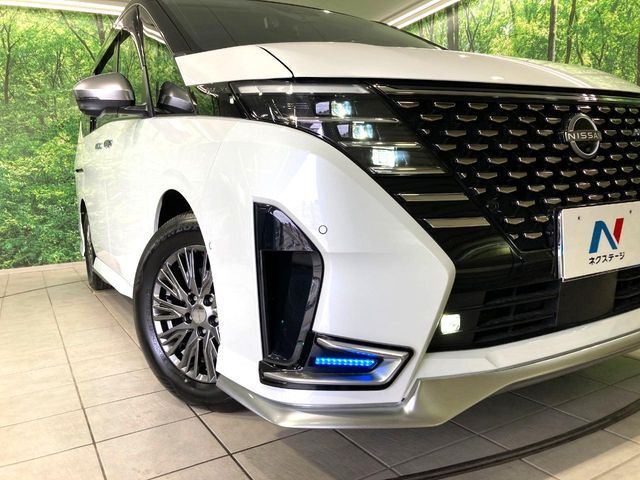 【LEDヘッドライト】悪天候や夜間走行時も良好な視界を確保し安心して運転できる高輝度LEDヘッドライトを装備！点灯速度が早く、消費電力も抑えられています。