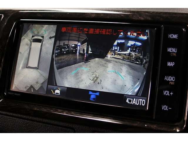 パノラミックビューモニター（全方位運転支援カメラ）装備です。画像は全体と前方の画像です。