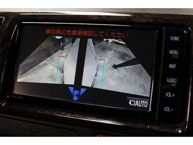 パノラミックビューモニター（全方位運転支援カメラ）装備です。画像は両サイドの画像です。