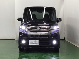 ディスチャージヘッドライト【HID】を装備していますのでとても明るく、夜間の走行や雨の日も安全・安心です。オートライトコントロール付きで周囲の明るさに応じて自動で点灯・消灯します