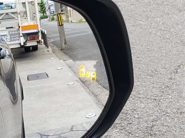 {ブラインドスポットモニター｝隣の車線を走る車両をレーダーで検知し、ドアミラーに搭載されたLEDインジケーターが点灯し注意を喚起してくれます。
