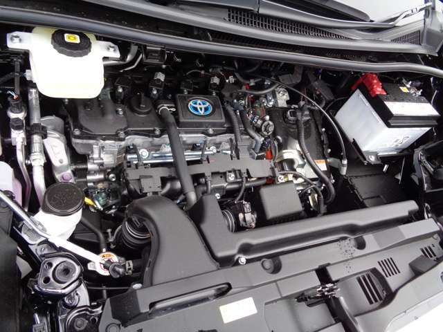 1.8L直列4気筒DOHCエンジンを採用！全ての電動モジュールを刷新し、モーター・バッテリーの高出力化とシステムの高効率化により、ミニバンにおいても心地よい加速と優れた燃費性能を高次元で両立！