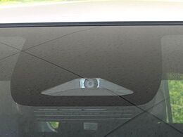 【トヨタセーフティセンス】走行中に前方の車両等を認識し、衝突しそうな時は警報とブレーキで衝突回避と被害軽減をアシスト。より安全にドライブをお楽しみいただけます。