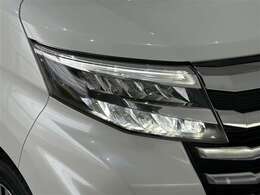 LEDヘッドライトです。デザイン性がよくとても明るいので、夜間の走行や悪天候でも安心です。しかも長寿命！