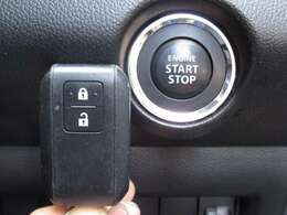 キーを出さなくてもエンジンスタート＆ストップやドアロックの開閉ができるキーレスプッシュスタート。エンジンスタート＆ストップは指一本のプッシュスタート式。エンジンイモビライザー（盗難防止装置）付き！