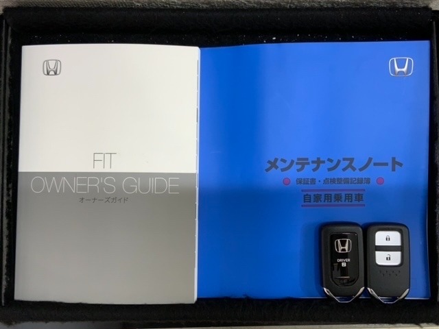 スマートキーは鍵をバッグに入れたままでもドアロックの開閉やエンジンのON・OFFができます。夜間や雨の日も鍵を探さなくて良いので便利です。