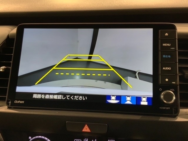 リバースギアに入れるだけで後方の表示へ切り替わります。夜間や雨の日の駐車も楽になりますよ。