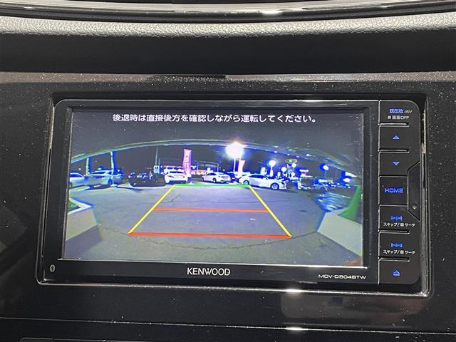 後退時に車両の後ろ側をモニター画面に表示します。車庫入れなどでバックする際に後方確認ができて便利です。車庫入れが苦手な人もこれで安心です♪