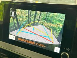【バックカメラ】駐車時に後方がリアルタイム映像で確認できます。大型商業施設や立体駐車場での駐車時や、夜間のバック時に大活躍！運転スキルに関わらず、今や必須となった装備のひとつです！
