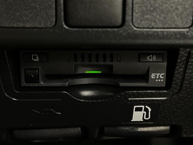 【ETC】有料道路を利用する際に料金所で停止することなく通過できる、ETC車載器（ノンストップ自動料金収受システム機器）が装備されています。セットアップを行うことで利用可能になります。