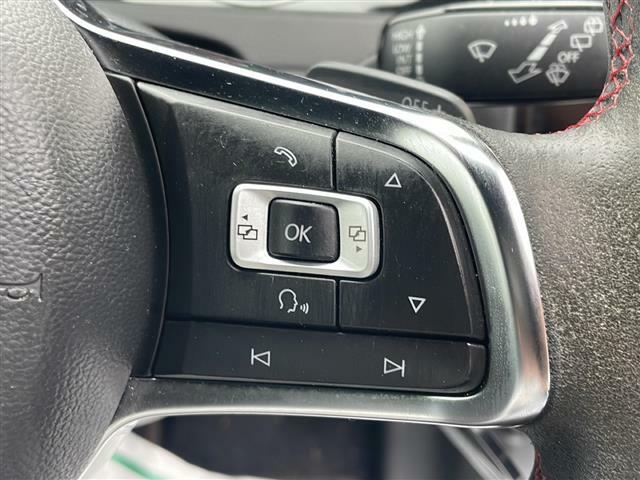 【ステアリングリモコン】運転中でも目線はそのまま、手元のスイッチで安全にオーディオが操作できます。