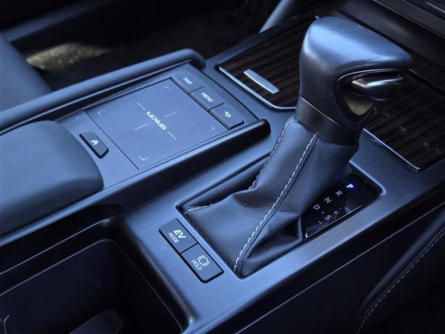 【シフトレバー】シフトも操作しやすく快適なドライブを楽しんでいただけます！