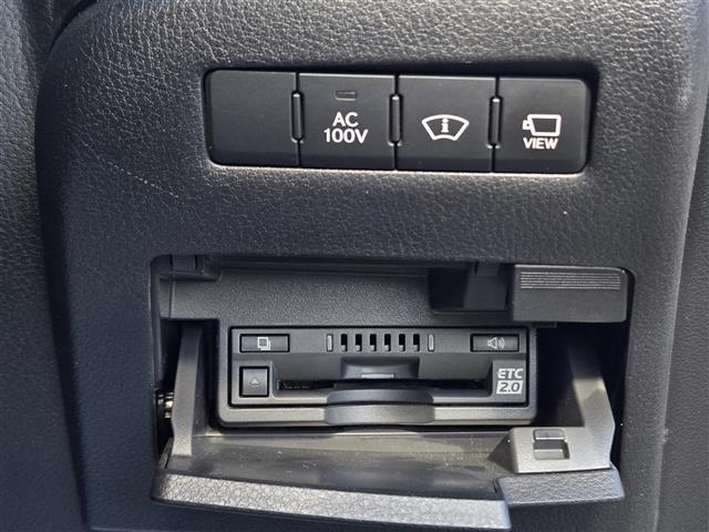 【ETC】有料道路を利用する際に料金所で停止することなく通過できる、ETC車載器（ノンストップ自動料金収受システム機器）が装備されています。セットアップを行うことで利用可能になります。