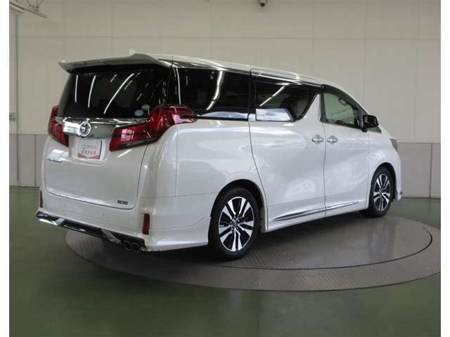 リヤサスペンションは、高級車の定番ダブルウィッシュボーンを採用。優れたコーナリングと乗り心地を実現。