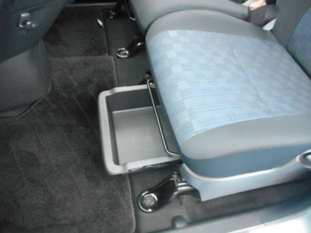 助手席の下にシートアンダートレイ。ちょっとした小物を入れるのに便利です。