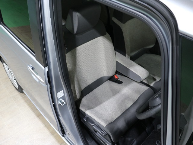 程よい硬さとホールド性が高いシートで長時間運転も快適です。