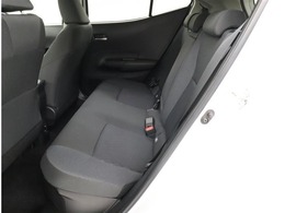 リヤシートは3人がけです。真ん中の座席用のシートベルトも肩掛けのベルトで安全性に配慮しています。