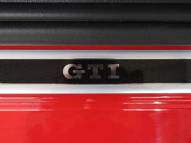 専用にデザインされた前後エアロ、赤チェックシートはGTIだけに与えられる特別な証。直列4気筒ターボチャージャーエンジンは最大出力200psを超えます。