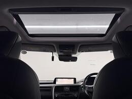 【ムーンルーフ】チルトUP・スライド電動式のムーンルーフが装着されております。車内の空気の入れ替えはもちろん、日光の取り入れや天体観測、などお楽しみいただけます。