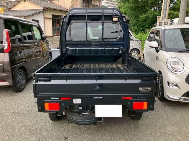 外装は専任のスタッフが真心込めて丁寧にワックス磨きをしておりますので、ピカピカに仕上がっております。内装もルームクリーニング済みでしっかり綺麗にしています。納車時にはもう一度キレイにいたしますよ♪