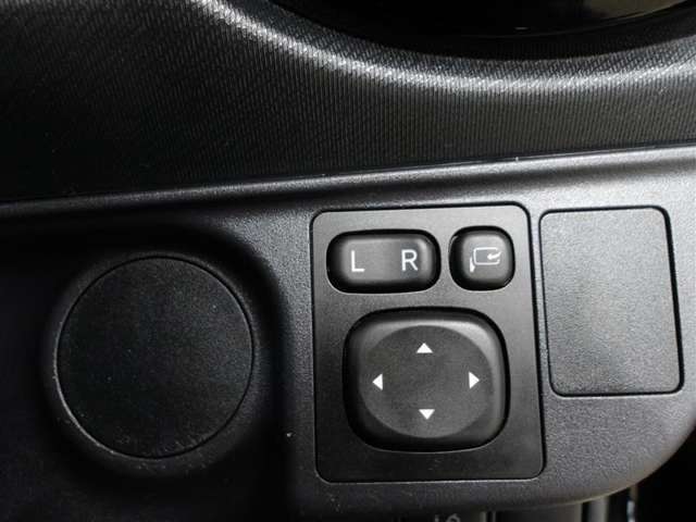 運転席から左右のドアミラーの開閉が可能です♪駐車場でのドアミラーの折り畳みが簡単です♪