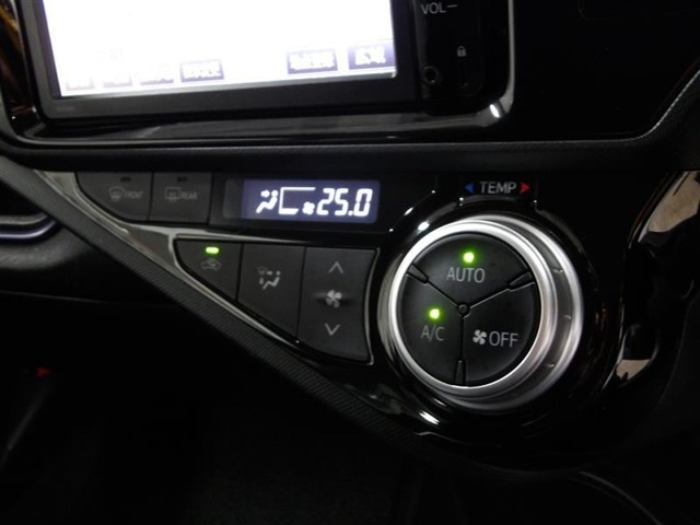 車内の温度管理に便利なオートエアコン☆