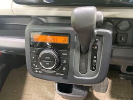 【オートエアコン】一度お好みの温度に設定すれば、車内の温度を検知し風量や温度を自動で調整。暑い…寒い…と何度もスイッチ操作をする必要はありません。快適な車内空間には必須の機能ですね♪