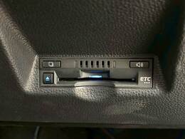 【ETC車載器】を装備しておりますので、ご納車直後からの遠距離ドライブも可能です。土日の利用料金の割引や、朝夕の通行料金を割引料金で高速道路をお楽しみいただけます。