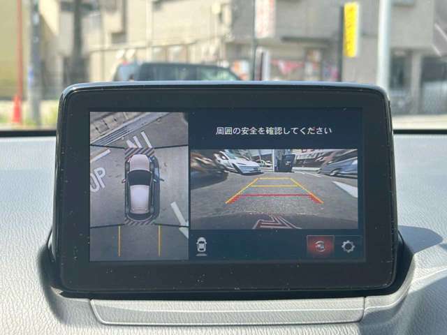 クルマの前後左右のカメラを用いて全方位をナビモニターで確認が出来き安全運転・駐車をサポートします。