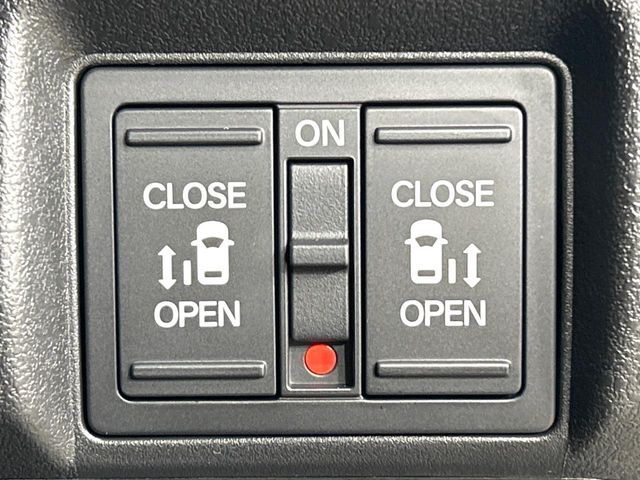 【両側パワースライドドア】スマートキーや運転席のスイッチで後席両側スライドドアの開閉が可能♪電動だから力を入れてドアを開ける必要が無く、小さなお子様でも簡単に開け閉めでき快適です♪