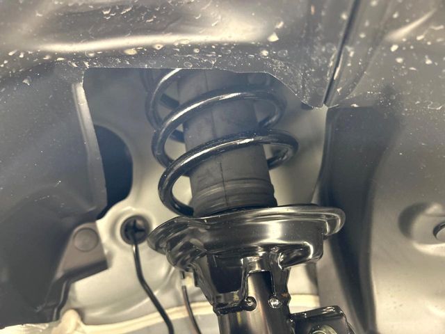 お車を安心してお乗りいただく為には、足回りの定期点検が欠かせません。サービスサポート（有償保証）では無料点検もご提供しており、安心のカーライフをお過ごしいただけるサポート体制が整っています。