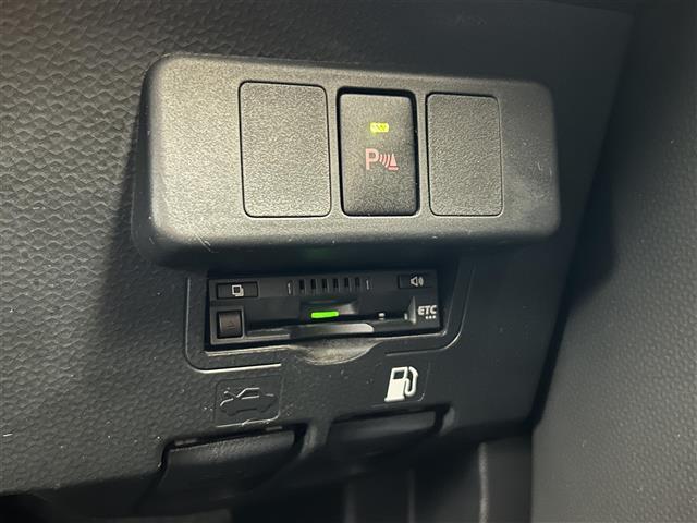 【ETC】有料道路を利用する際に料金所で停止することなく通過できる、ETC車載器（ノンストップ自動料金収受システム機器）が装備されています。セットアップを行うことで利用可能になります。