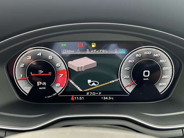スピードメーターなどの運転に必要な計器とともに、オーディオ・電話の操作画面や地図などを表示。レイアウトはステアリングスイッチで切り替えでき運転に集中しながら必要な情報を瞬時に得ることが可能。