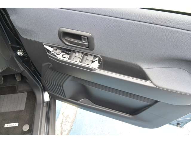 運転席ドアパネル　ドリンクホルダーがあります。