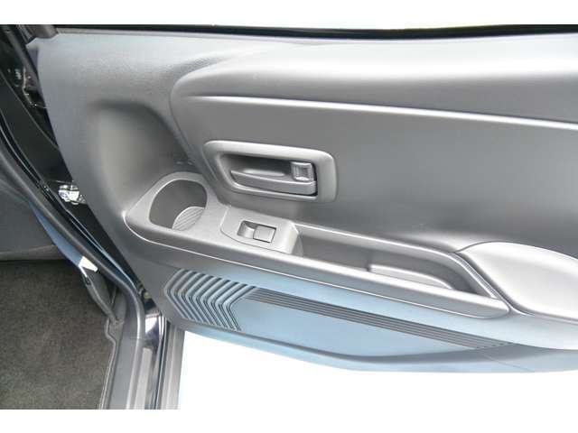 後部座席のドアパネルです。ドリンクホルダーもあります。