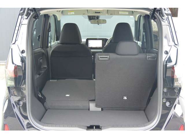 多彩なシートアレンジが可能な5：5分割可倒式リヤシート。