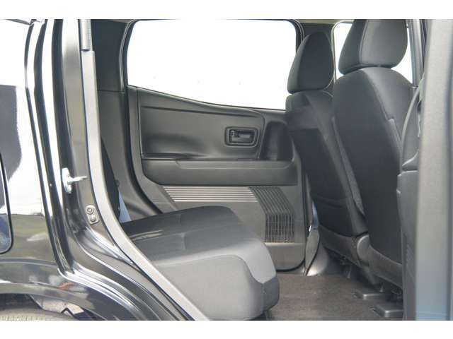 後席でも厚みのあるシートでくつろぎを提供します。