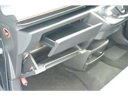 2段に仕切られた使いやすいグローブボックス。インストアッパーボックスにはティッシュボックスも収納可能。