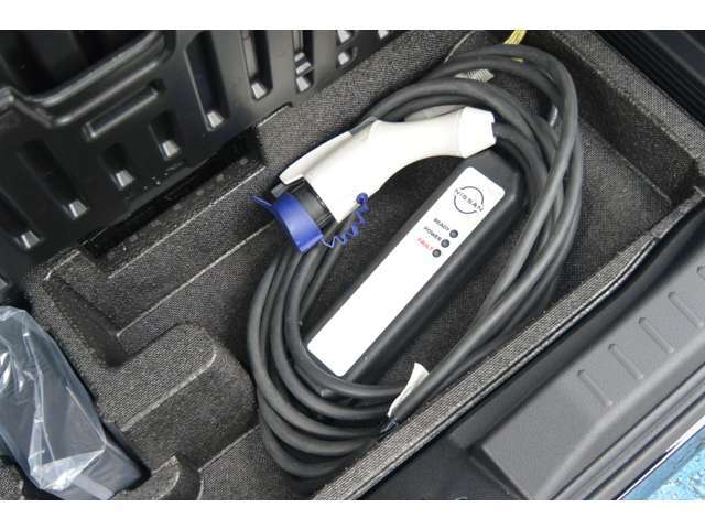 充電ケーブル搭載です。