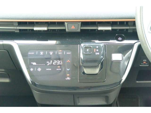 AUTOエアコンで簡単操作ができます。温度調整もラクラクです。シフトレバーも軽い力で操作できます。