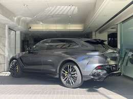 後ろへと流れる美しいプロポーション。