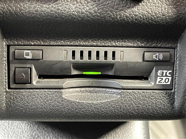 【ETC2.0（DSRC/ITSスポット）】ETCカードを挿入すれば料金所はノンストップで通過できます。ETC限定の割引や、高速道路の情報提供サービスを利用できます。