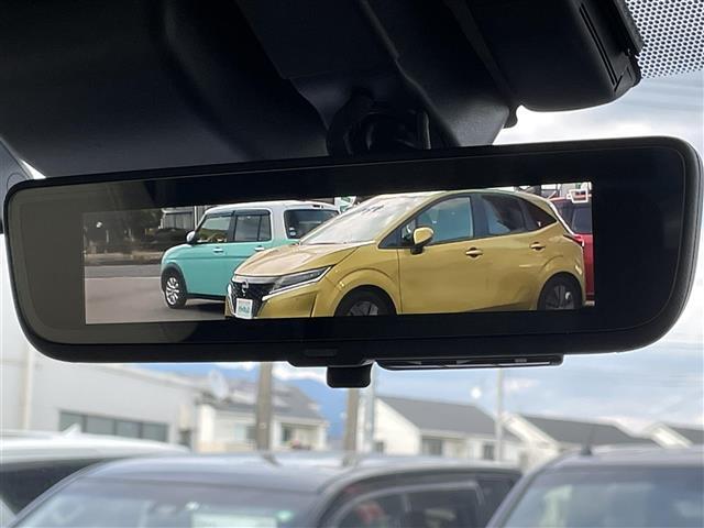 【デジタルインナーミラー】車両後方カメラの映像をルームミラーに映すことが出来ます。 そのため、後席に人や荷物があって後方が見えづらい場合でもしっかり視界を確保することが出来ます。