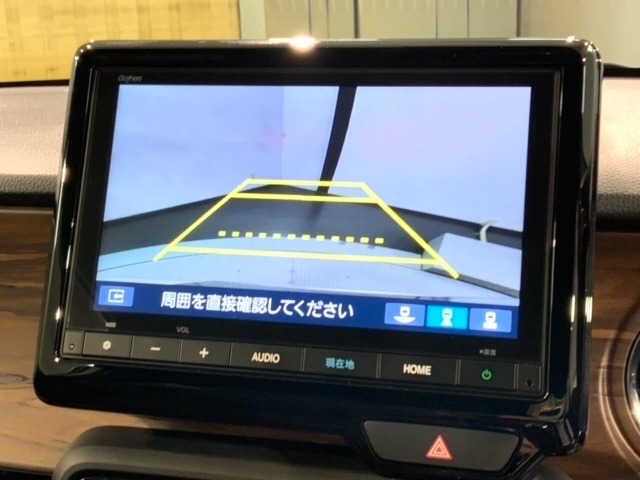 リバースギアに入れるだけで後方の表示へ切り替わります。夜間や雨の日の駐車も楽になりますよ。