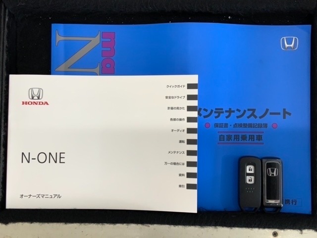 スマートキーは鍵をバッグに入れたままでもドアロックの開閉やエンジンのON・OFFができます。夜間や雨の日も鍵を探さなくて良いので便利です。