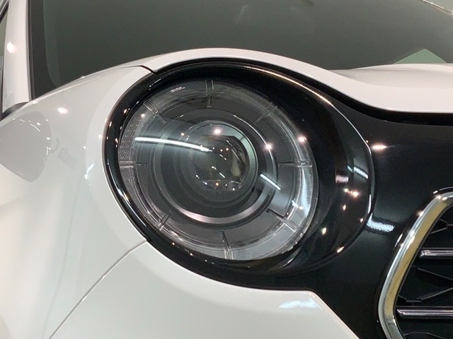 LEDヘッドライトは、点灯の瞬間から最大光量を発揮し、突然暗くなるトンネルなどでの安定感を高めます。