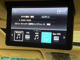 【リヤエンターテインメントシステム】後席にお座りの方も大満足の、人気メーカーオプションを装備。専用の音響システムと、大画面のモニターで移動中もDVD等をお楽しみいただけます。